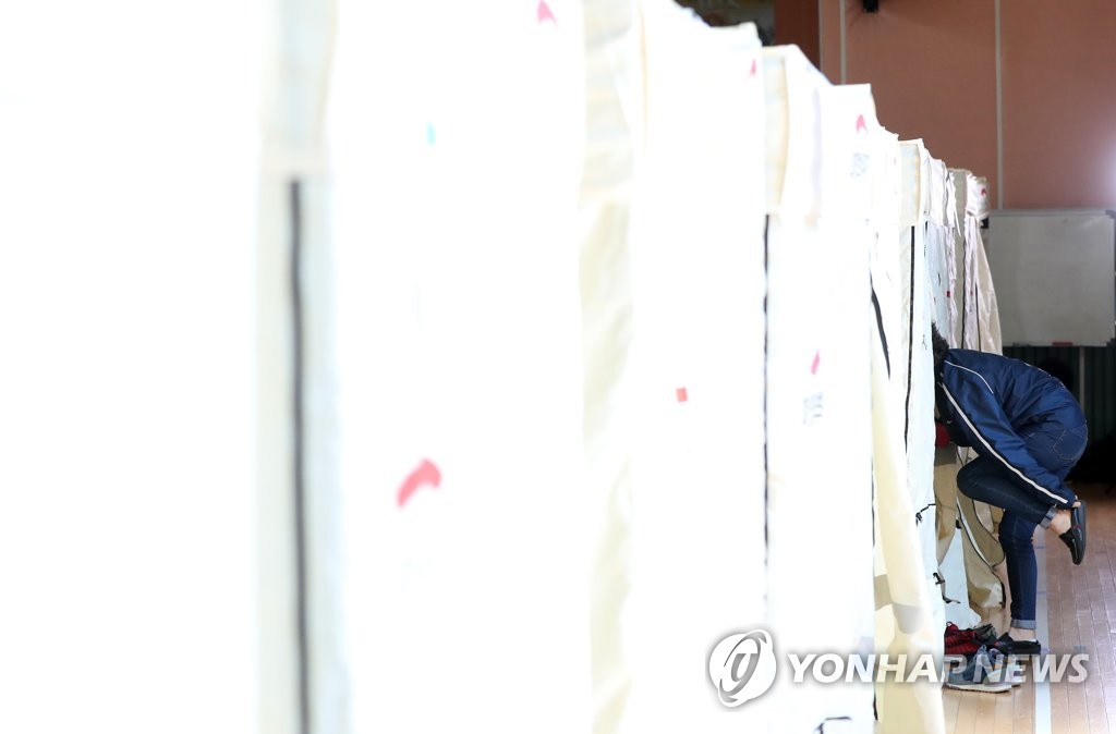 임시 거주 텐트 향하는 산불 이재민