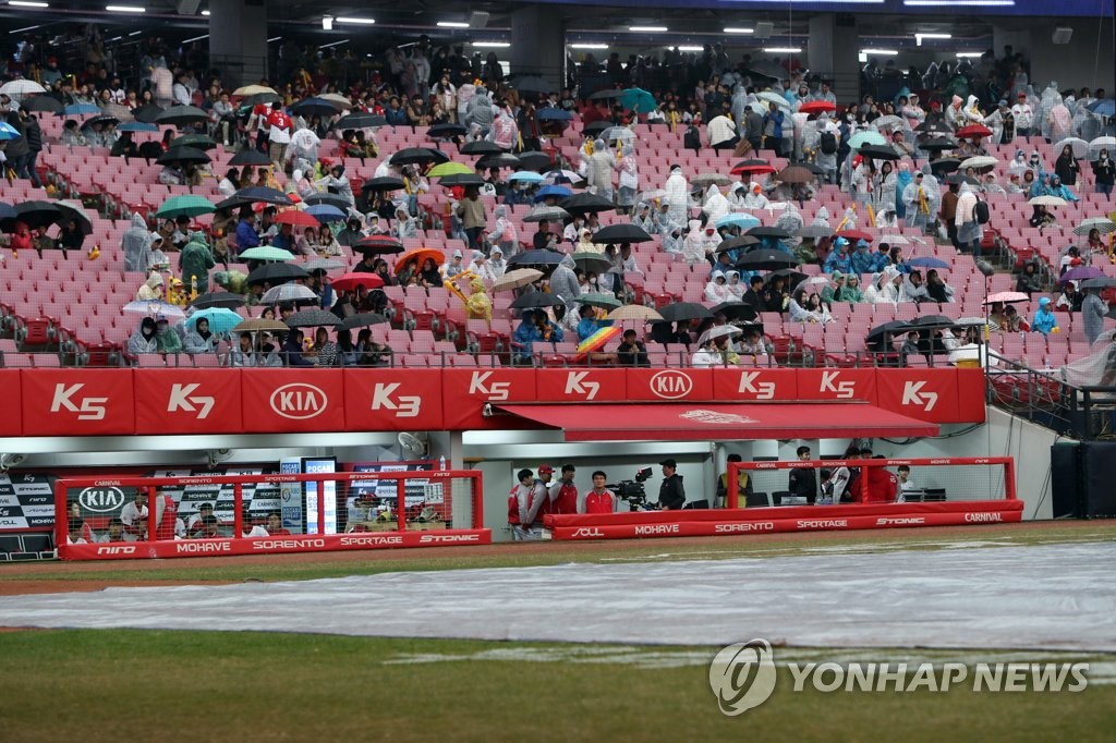 In this file photo from April 7, 2019, fans at Gwangju-Kia Champions Field in Gwangju, 330 kilometers south of Seoul, head for exits after a Korea Baseball Organization regular season game between the Kia Tigers and the Kiwoom Heroes got rained out. (Yonhap)
