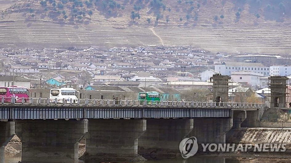 북한 땅으로 들어가는 관광버스