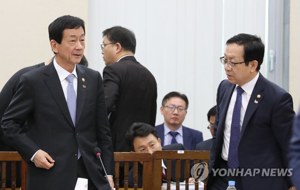 답변 상의하는 진영 장관과 정문호 소방청장