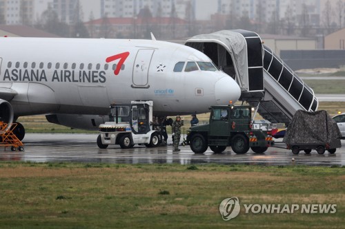 광주공항 활주로 아시아나 여객기 수습작업 시작