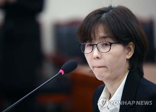 긴장한 이미선 헌법재판관 후보자