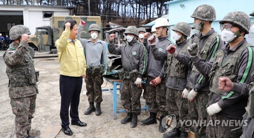 서주석 차관, 산불 진화 도운 장병 격려