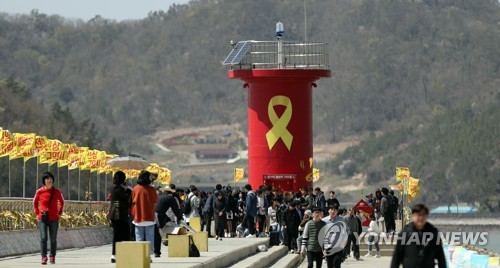 팽목항, 추모객 발길...