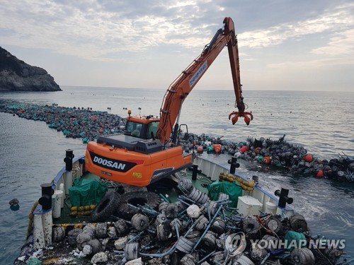 해양쓰레기로 띠 두른 제주 추자도