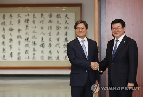 악수하는 김명수 대법원장과 이찬희 대한변호사협회장