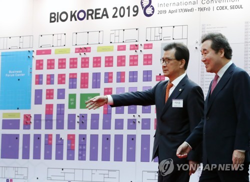 행사장으로 향하는 국무총리와 충북도지사