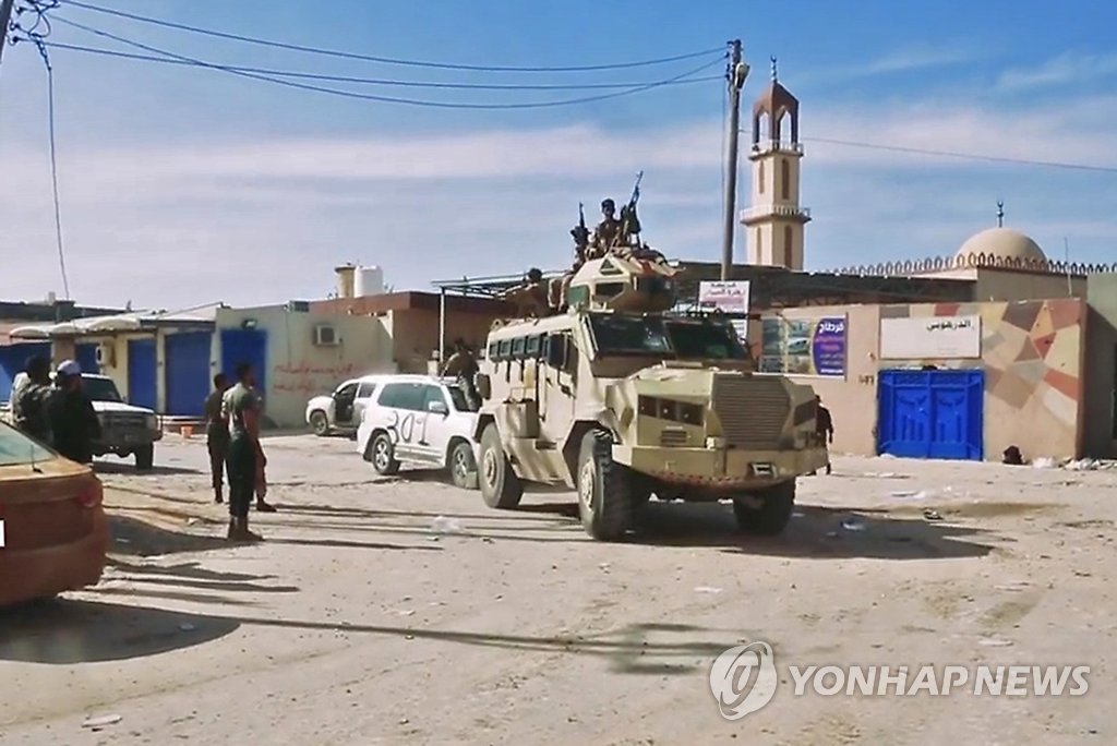 장갑차량으로 출동하는 리비아 군벌 전사들
