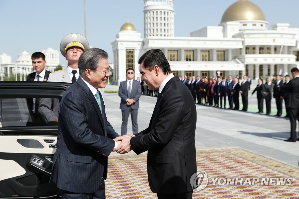 투르크메니스탄 대통령 환영 받는 문 대통령