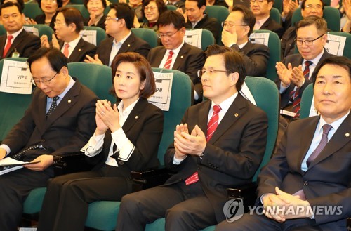 박수치는 황교안과 나경원