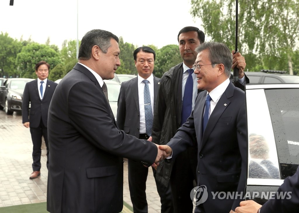 문 대통령, 우즈베키스탄 하원 도착