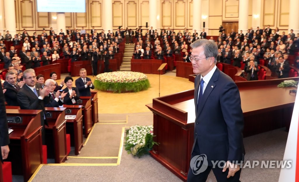 우즈베키스탄 의회, 기립박수 받으며 퇴장하는 문 대통령