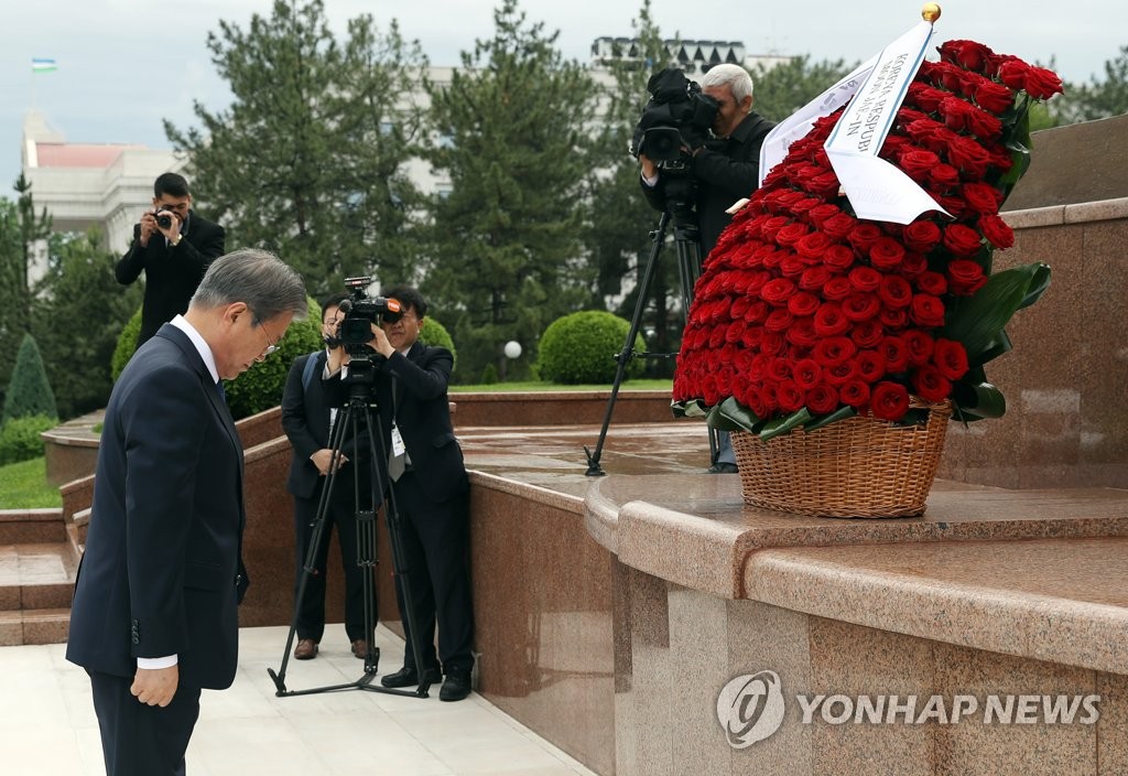 우즈베크 독립기념비 헌화하는 문 대통령