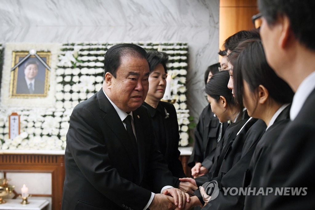 김홍일 전 의원 빈소 찾은 문희상 국회의장