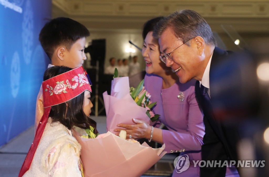 알마티 환영 꽃다발 받는 문 대통령