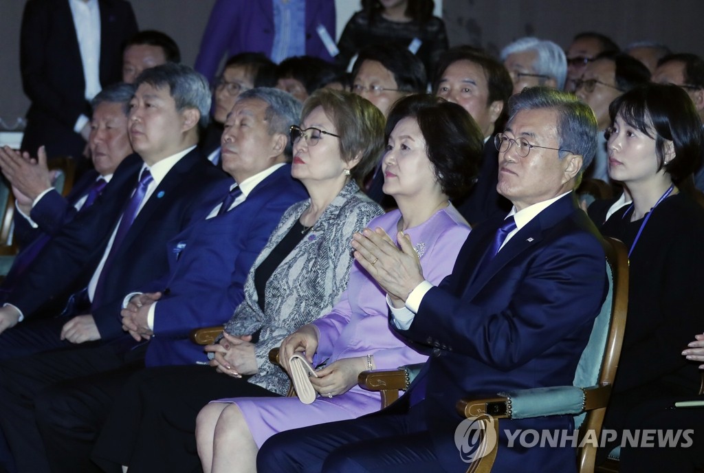 강제이주 관련 단막극 '기억' 관람하는 문 대통령