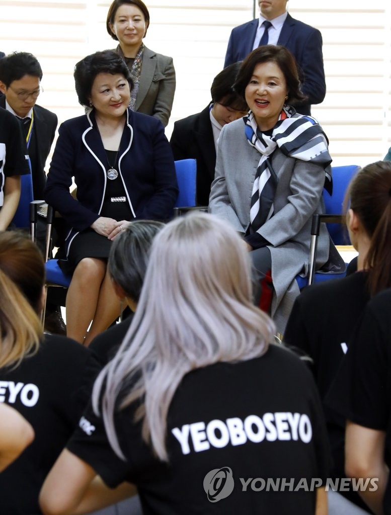 김정숙 여사, 나자르바예프대학 K-POP 동호회 '여보세요'와 함께
