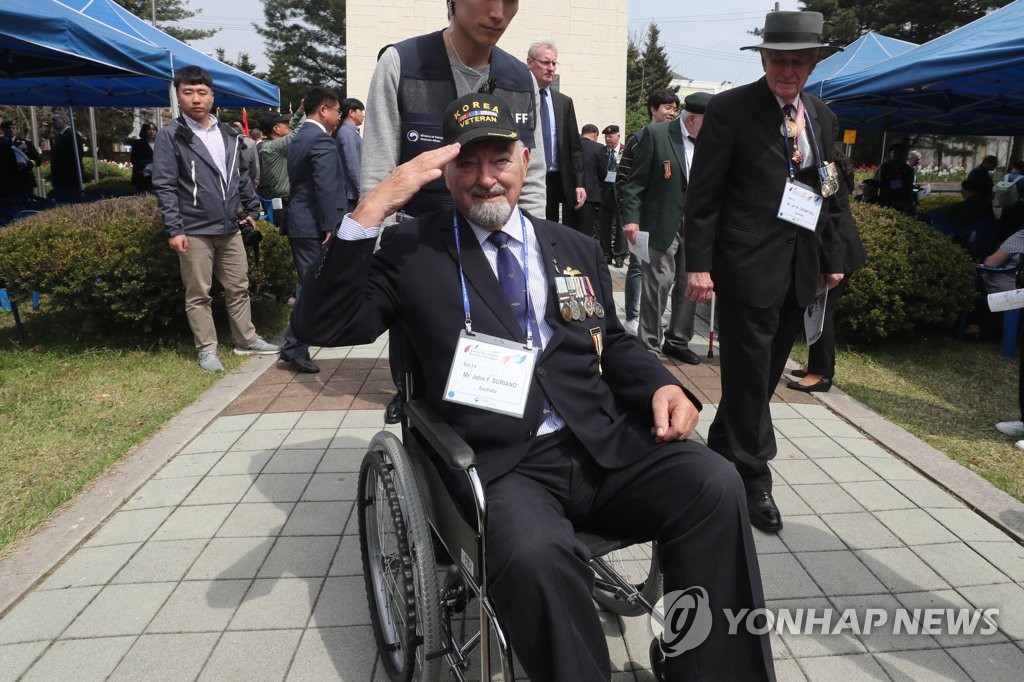 경례하는 참전용사