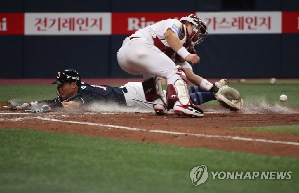 박세혁 '적시 3루타에 이어 득점까지'