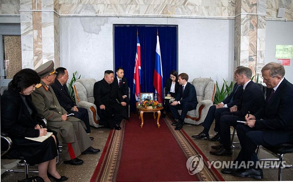 김정은, 하산 도착해 러시아 영접인사들과 환담