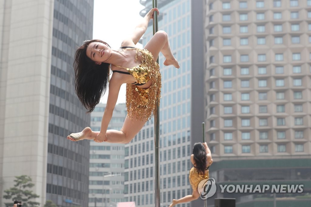 빌딩 숲을 배경으로 폴댄스