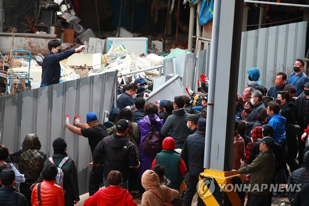 구 노량진수산시장 상인과 명도집행자 충돌