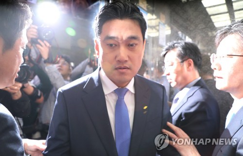 승강기 오르는 오신환