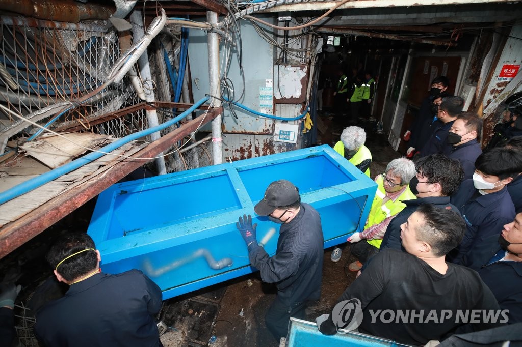 철거되는 노량진수산시장 활어보관장