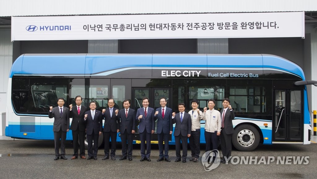 PM visits Hyundai Motor factory PM visits Hyundai Motor factory