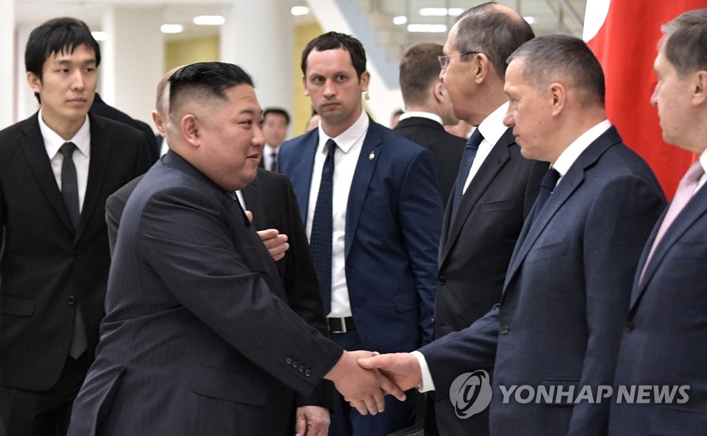 러시아 대표단과 인사하는 김정은 국무위원장