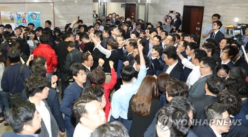 사개특위 개의 시도 저지한 한국당