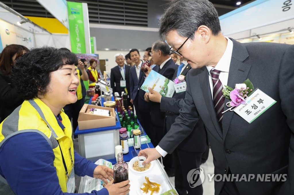 귀농귀촌 부스 둘러보는 조성부 연합뉴스 사장