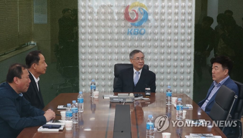 Choi Won-hyun (2nd from R), a local attorney and head of the disciplinary committee at the Korea Baseball Organization, presides over a meeting on April 30, 2019, to discuss a bench clearing incident during an April 28 game between the Doosan Bears and the Lotte Giants. (Yonhap)