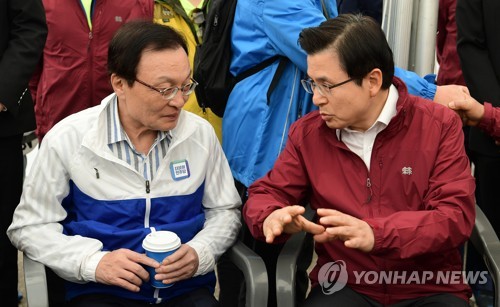 대화하는 이해찬과 황교안