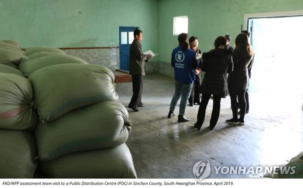 国連食糧農業機関(FAO)とWFPは5月3日、北朝鮮の食糧事情はここ10年間で最悪の状況にあり、今年(18年11月~19年10月)だけでも約136万トンの食糧が不足していると発表した。4月に北朝鮮の配給所を訪れた共同調査団(FAO・WFP提供、転載・転用禁止)=(聯合ニュース)
