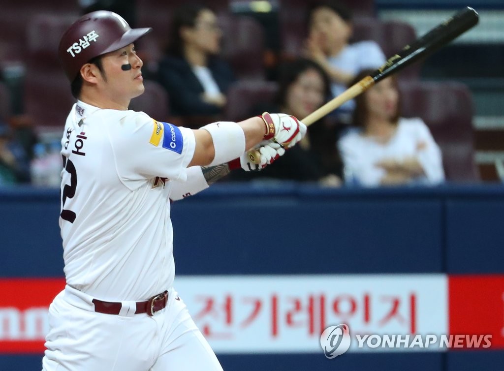 In this file photo from May 7, 2019, Park Byung-ho of the Kiwoom Heroes watches his solo home run against the LG Twins in the bottom of the fourth inning of a Korea Baseball Organization regular season game at Gocheok Sky Dome in Seoul. (Yonhap)