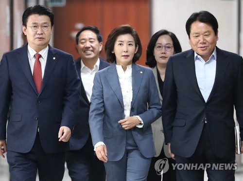 회의 참석하는 나경원 원내대표