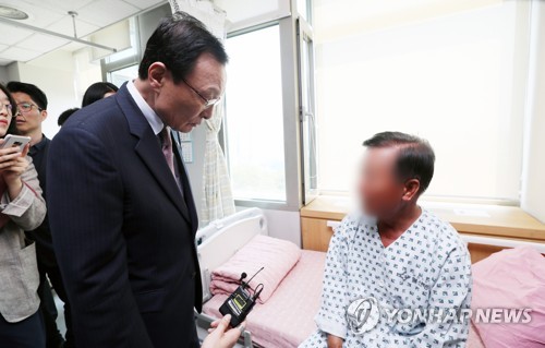 간호간병통합서비스 병동에서 환자와 대화하는 이해찬