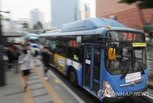 정상 운행되는 버스