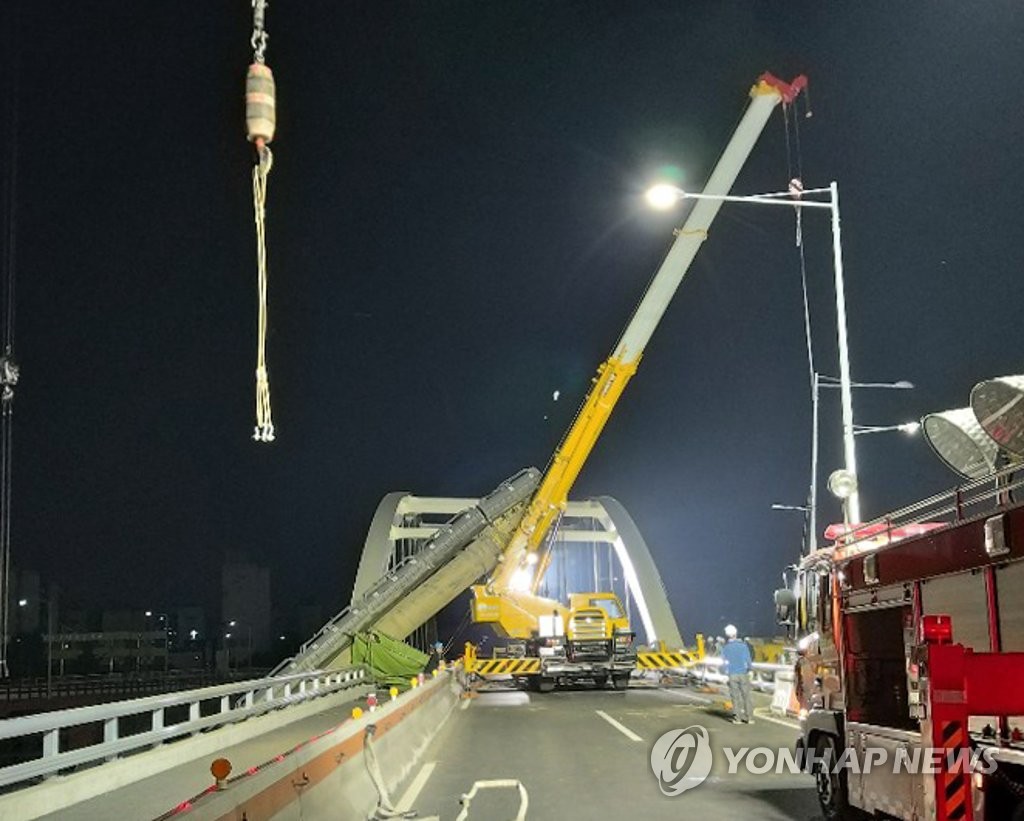 밤에도 계속되는 안양교 철거작업
