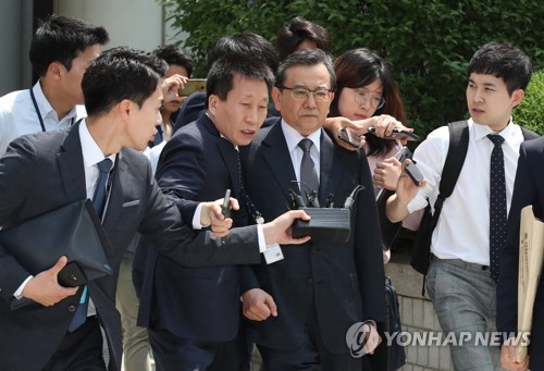김학의에게 쏟아지는 질문