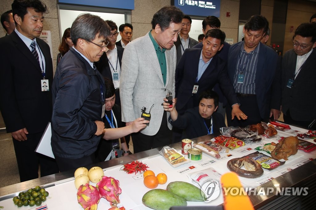 PM looks at seized items at Incheon airport PM looks at seized items at Incheon airport