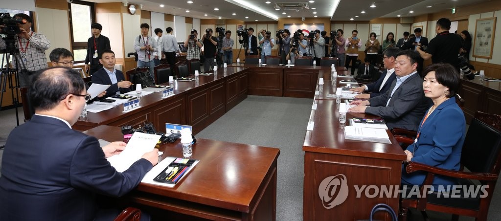 Members of a truth panel commissioned by the justice ministry gather at the government complex building in Gwacheon, just south of Seoul, on May 20, 2019, to decide whether to recommend reinvestigation into the 2009 suicide of an actress who claimed to have been sexually abused by high-profile figures. (Yonhap)