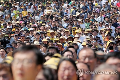 노무현 10주기, 봉하마을 가득 채운 시민들