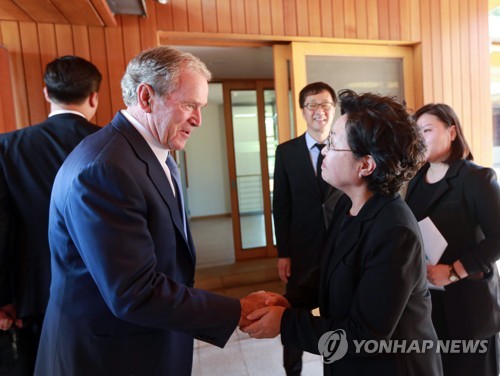 권양숙 여사 손 잡은 부시 전 대통령