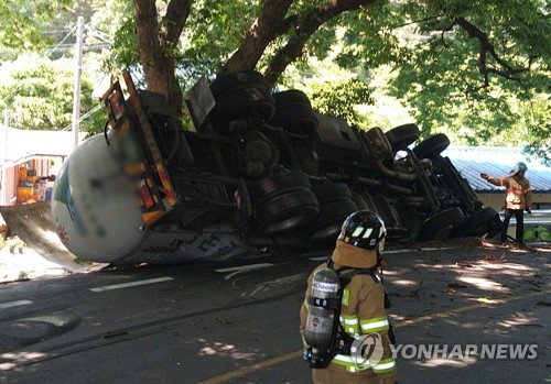 장수서 탄산가스 실은 탱크로리 넘어져