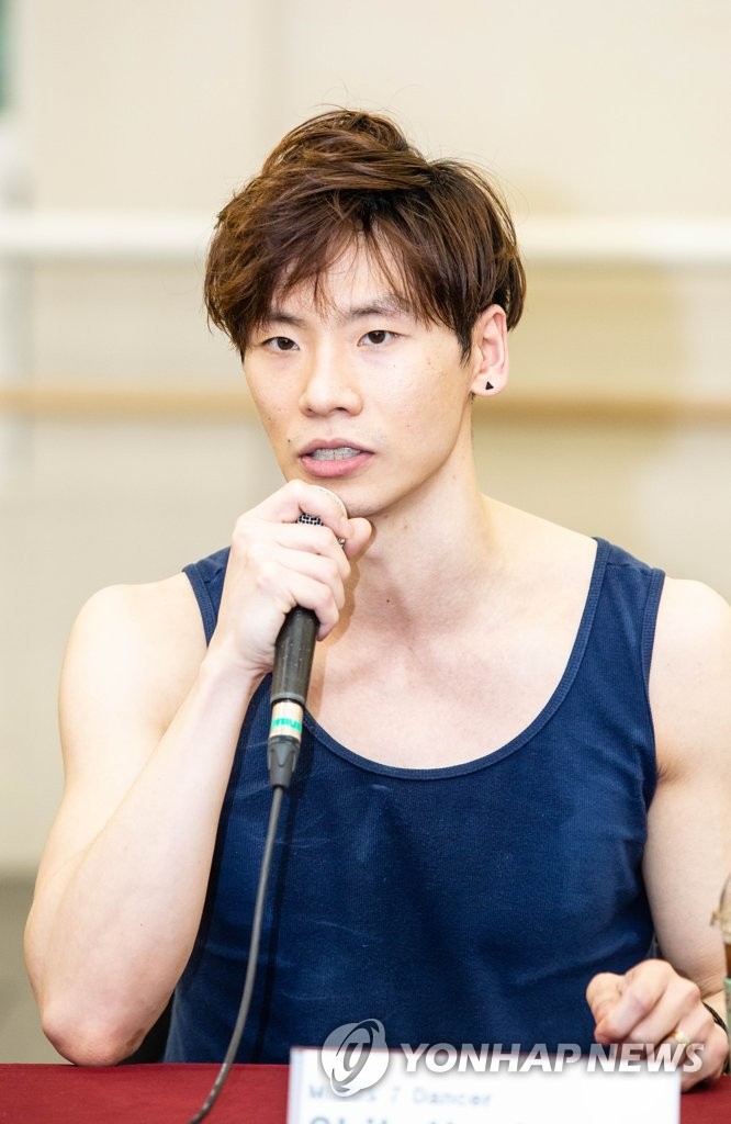 인터뷰하는 유니버설발레단 량시화이