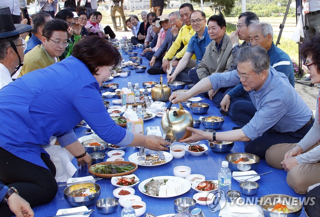 문 대통령, '한 잔 드세요'