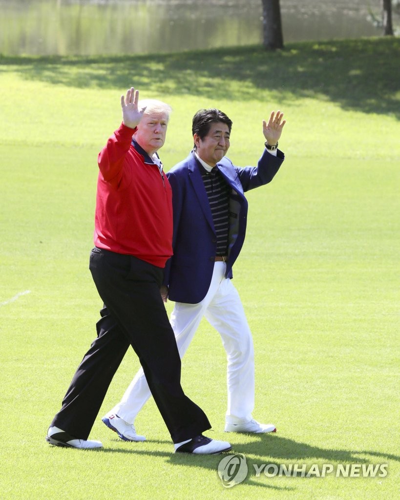트럼프-아베, 5번째 골프 외교…손흔드는 두 정상