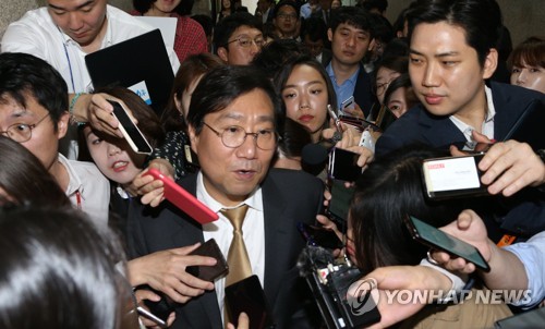취재진 질문 받는 양정철